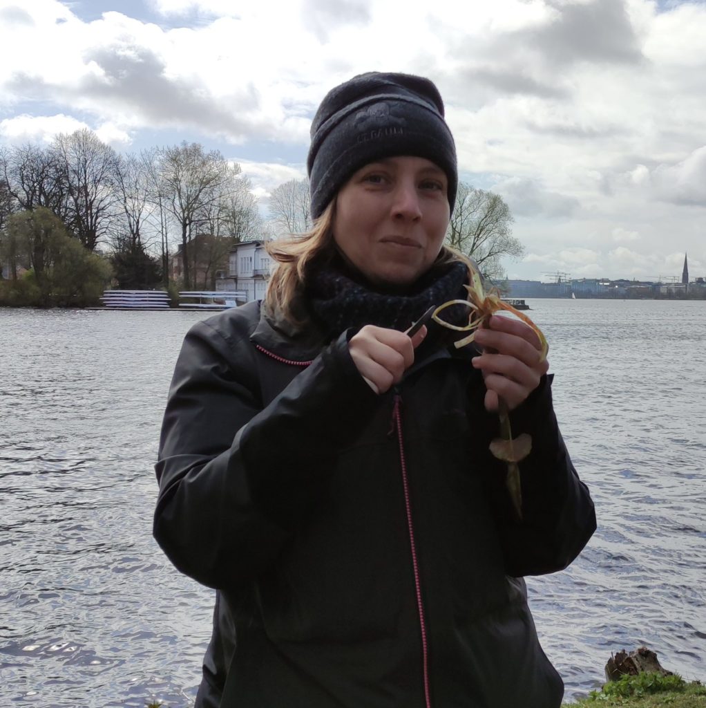 Ariane vor Außenalster mit japanischem Staudenknöterich